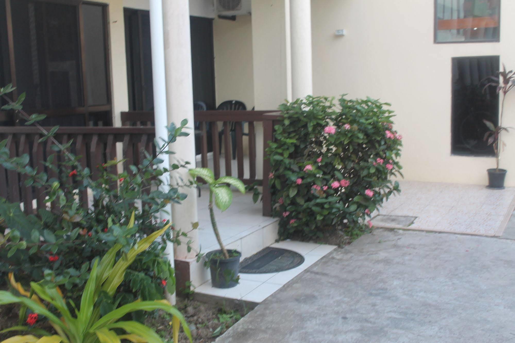 Shalini Garden & Apartment *